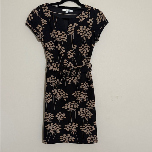 Boden Dresses & Skirts - Boden Black tan Floral Mini Dress textured Shift women 4P waist belt office
